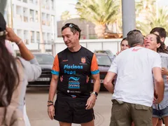 Ciclista con maillot conmemorativo charlando tras la vuelta cicloturista a Ibiza