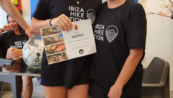 Voluntarios con camiseta de Ibiza Hike Station sonriendo en el sorteo de cierre de la limpieza
