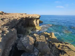 Acantilados y aguas turquesas de la costa de Formentera durante el recorrido